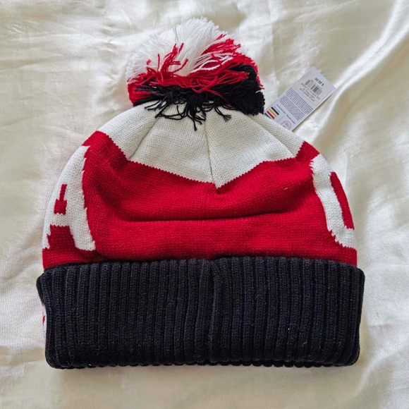 OLYMPICS OFFICIAL TUQUE, LARGE WHITE CANADA ON RED WRAP-AROUND, DOUBLE THICKNESS - Picture 7 of 7